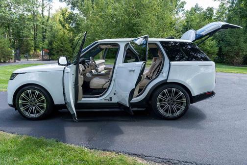 White 2023 Land Rover Range Rover P400 SE SWB