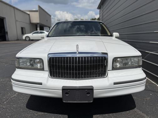 White 1997 Lincoln Town Car Executive