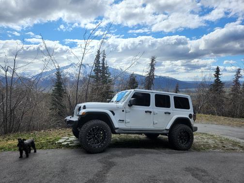 Photo 1 of 4 of 2020 Jeep Wrangler Unlimited Sahara