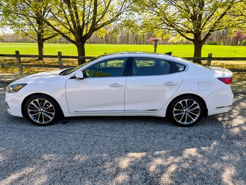 White 2019 Kia Cadenza Technology