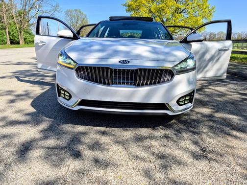 White 2019 Kia Cadenza Technology