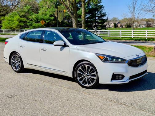 White 2019 Kia Cadenza Technology