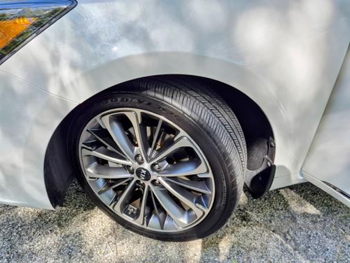 White 2019 Kia Cadenza Technology