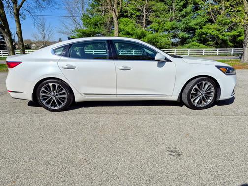 White 2019 Kia Cadenza Technology