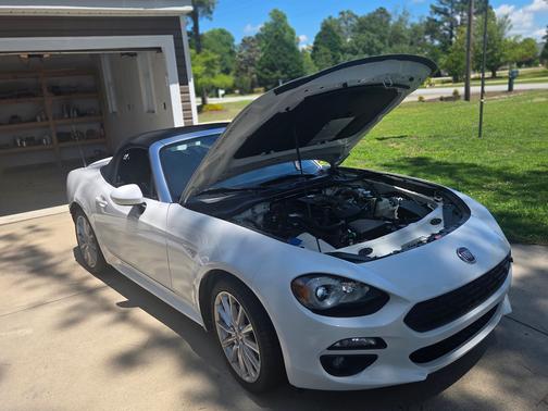 White 2017 FIAT 124 Spider Lusso