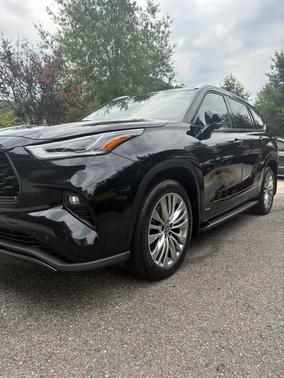Black 2023 Toyota Highlander Hybrid Platinum