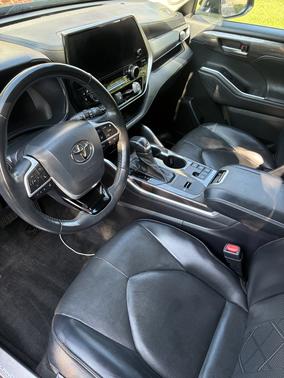 Black 2023 Toyota Highlander Hybrid Platinum