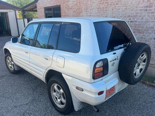 White 2000 Toyota RAV4 4WD