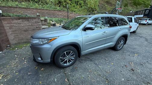 Silver 2018 Toyota Highlander Hybrid XLE