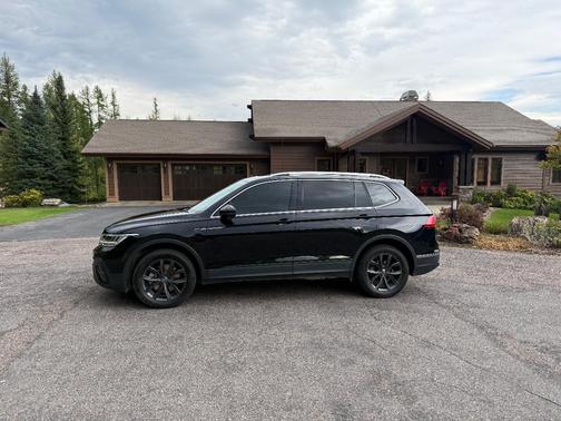 Black 2022 Volkswagen Tiguan 2.0T SE