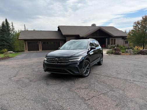 Black 2022 Volkswagen Tiguan 2.0T SE