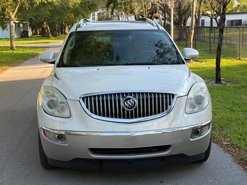 White 2010 Buick Enclave 1XL