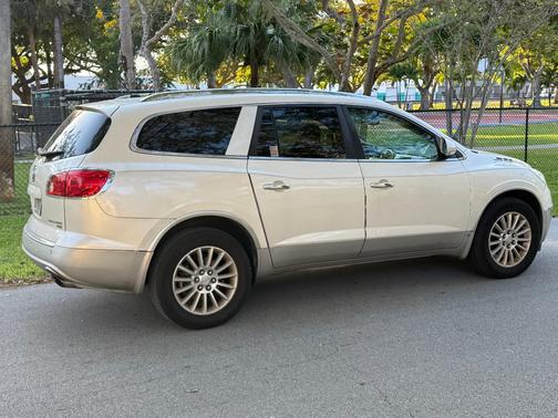 White 2010 Buick Enclave 1XL