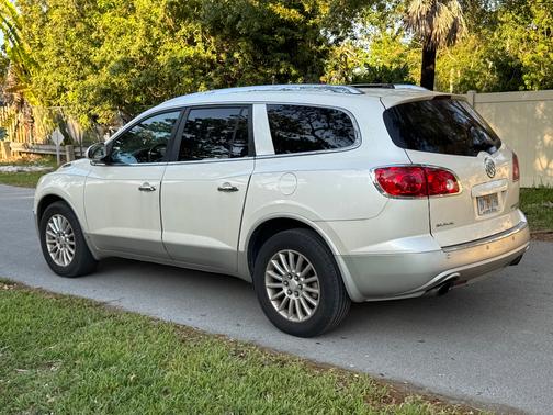 White 2010 Buick Enclave 1XL