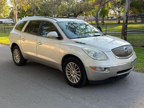 White 2010 Buick Enclave 1XL