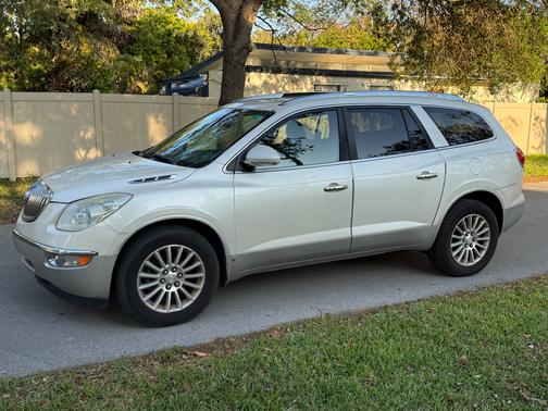 White 2010 Buick Enclave 1XL