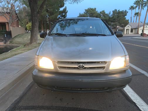 2000 Toyota Sienna LE
