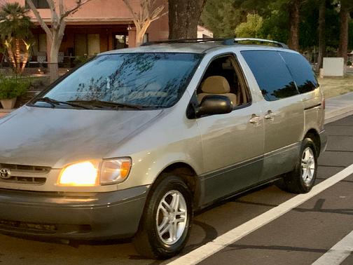 2000 Toyota Sienna LE
