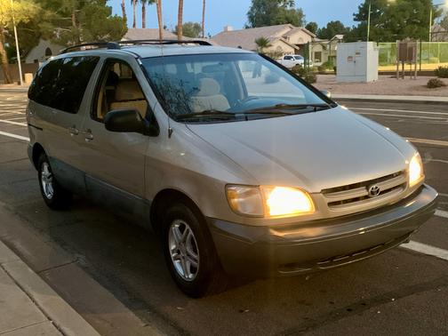 2000 Toyota Sienna LE
