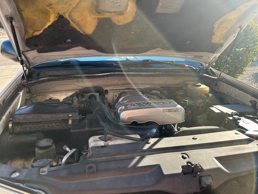 White 2003 Toyota 4Runner SR5 V8