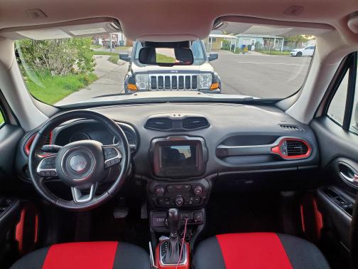 Photo 2 of 8 of 2018 Jeep Renegade Trailhawk