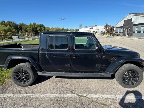 Black 2022 Jeep Gladiator High Altitude