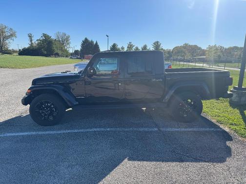 Black 2022 Jeep Gladiator High Altitude