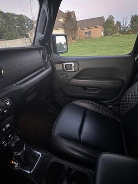 Black 2022 Jeep Gladiator High Altitude