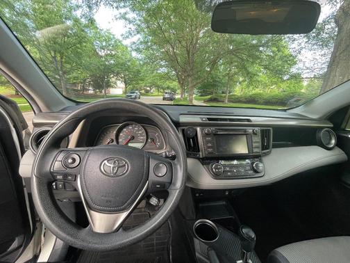 White 2013 Toyota RAV4 XLE