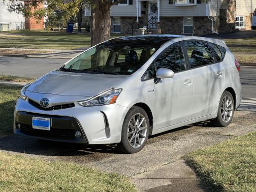 Photo 1 of 24 of 2017 Toyota Prius v Two
