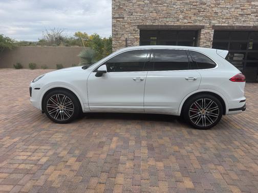 White 2017 Porsche Cayenne Cayenne Turbo