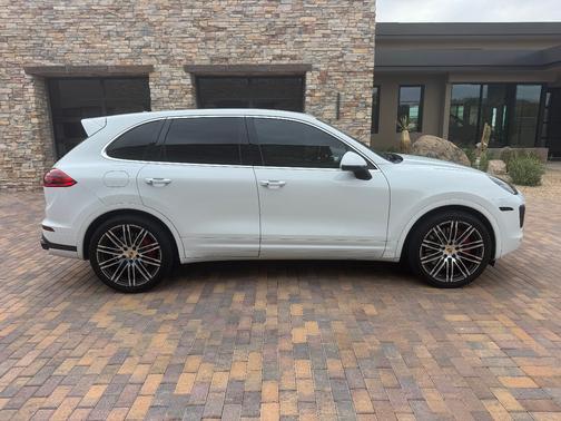 White 2017 Porsche Cayenne Cayenne Turbo