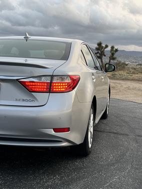 2013 Lexus ES 300h Base