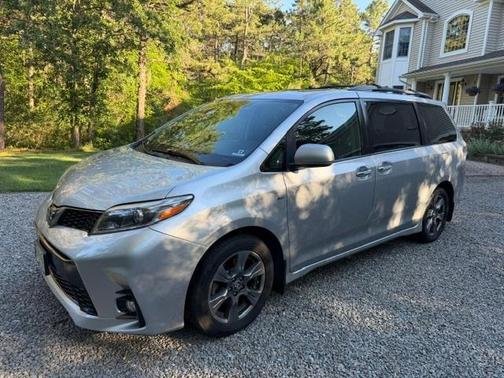 Silver 2019 Toyota Sienna SE