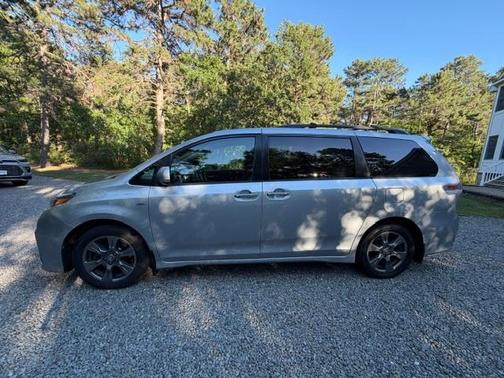 Silver 2019 Toyota Sienna SE
