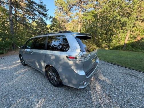 Silver 2019 Toyota Sienna SE
