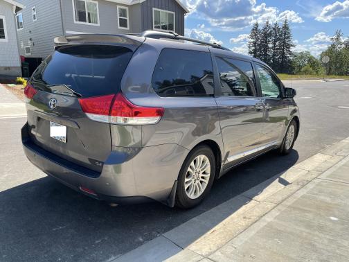 Photo 4 of 13 of 2013 Toyota Sienna XLE