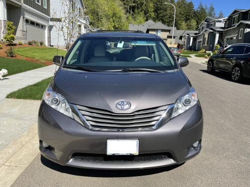 Photo 2 of 13 of 2013 Toyota Sienna XLE