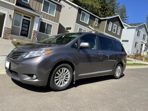 Photo 3 of 13 of 2013 Toyota Sienna XLE