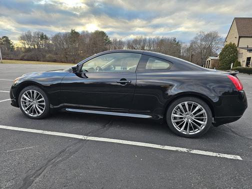 2013 INFINITI G37 x