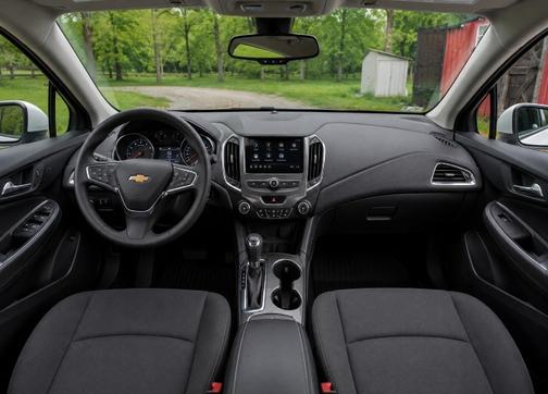 White 2018 Chevrolet Cruze LT