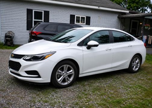 White 2018 Chevrolet Cruze LT