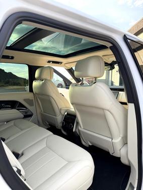 White 2025 Land Rover Range Rover P400 SE SWB