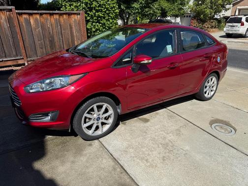 Red 2016 Ford Fiesta SE
