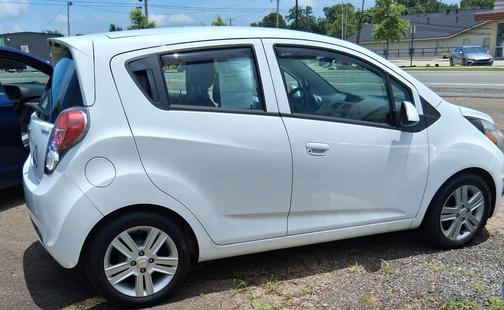 White 2015 Chevrolet Spark 1LT