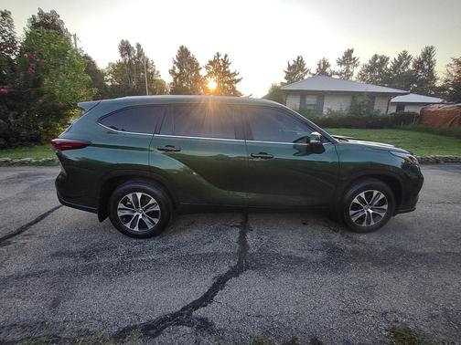 Green 2024 Toyota Highlander XLE