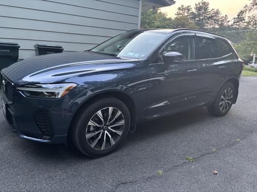 2024 Volvo XC60 B5 Core Dark Theme