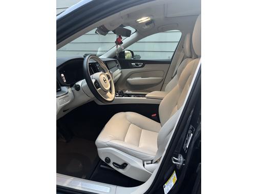 2024 Volvo XC60 B5 Core Dark Theme