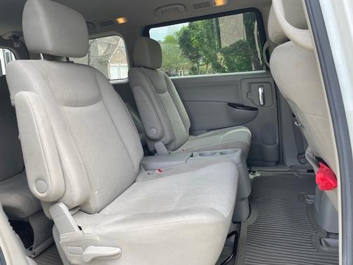 White 2011 Nissan Quest SV