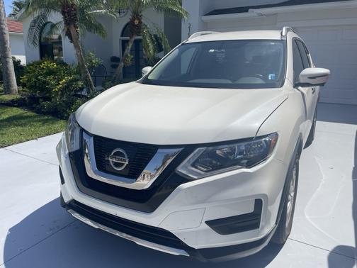 White 2017 Nissan Rogue SV